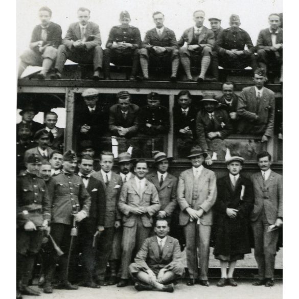 Villamosszerelvény a Nagyerdő felé, Debrecen, villamos, jármű, közlekedés, úri társaság, vicces, katona, egyenruha, Horthy-korszak, 1930-as évek, Eredeti fotó, papírkép. 