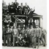 Villamosszerelvény a Nagyerdő felé, Debrecen, villamos, jármű, közlekedés, úri társaság, vicces, katona, egyenruha, Horthy-korszak, 1930-as évek, Eredeti fotó, papírkép. 