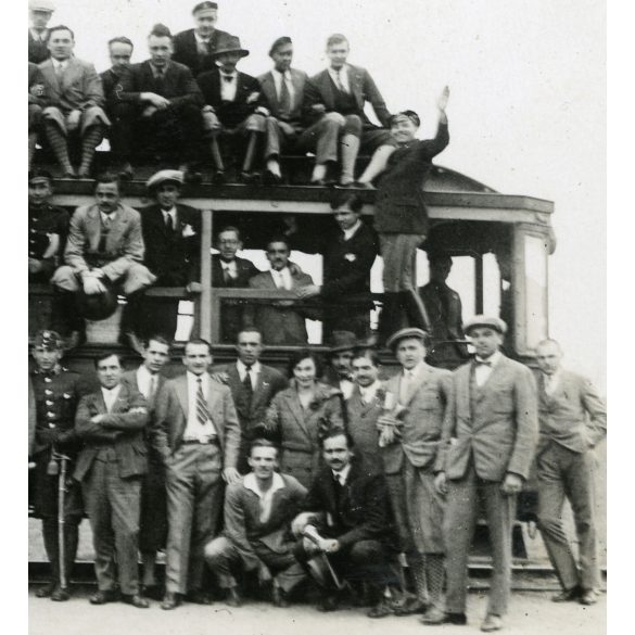 Villamosszerelvény a Nagyerdő felé, Debrecen, villamos, jármű, közlekedés, úri társaság, vicces, katona, egyenruha, Horthy-korszak, 1930-as évek, Eredeti fotó, papírkép. 