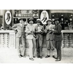   Vidám férfiak kalapban, Debrecen, Mandel Lipót kirakata, reklám, üzlet, kirakat, utcakép,  Horthy-korszak, helytörténet, 1930-as évek, Eredeti fotó, papírkép.  