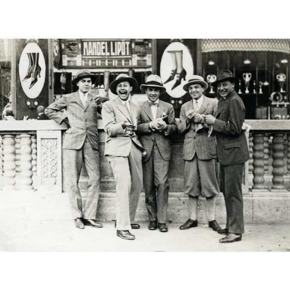 Vidám férfiak kalapban, Debrecen, Mandel Lipót kirakata, reklám, üzlet, kirakat, utcakép,  Horthy-korszak, helytörténet, 1930-as évek, Eredeti fotó, papírkép.  