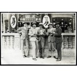 Vidám férfiak kalapban, Debrecen, Mandel Lipót kirakata, reklám, üzlet, kirakat, utcakép,  Horthy-korszak, helytörténet, 1930-as évek, Eredeti fotó, papírkép.  