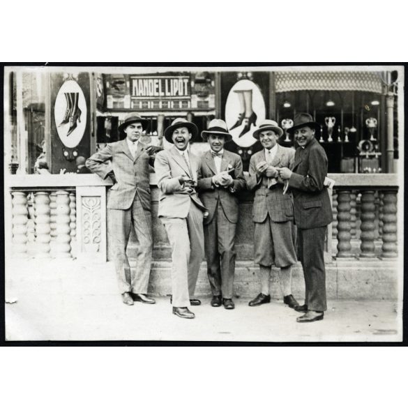 Vidám férfiak kalapban, Debrecen, Mandel Lipót kirakata, reklám, üzlet, kirakat, utcakép,  Horthy-korszak, helytörténet, 1930-as évek, Eredeti fotó, papírkép.  