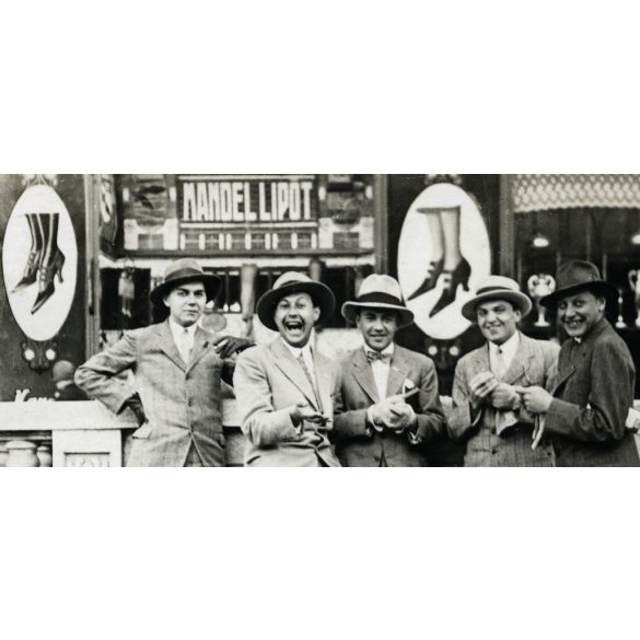 Vidám férfiak kalapban, Debrecen, Mandel Lipót kirakata, reklám, üzlet, kirakat, utcakép,  Horthy-korszak, helytörténet, 1930-as évek, Eredeti fotó, papírkép.  