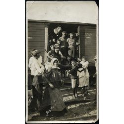   Orosz hadifoglyok egy tehervagonban, 1. világháború, katona, egyenruha, vonat, vasút, monarchia, 1910-es évek, Eredeti fotó,  papírkép, sarka sérült, alja lyukas, törésnyommal.  