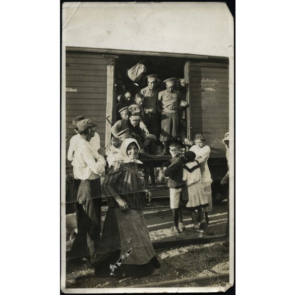 Orosz hadifoglyok egy tehervagonban, 1. világháború, katona, egyenruha, vonat, vasút, monarchia, 1910-es évek, Eredeti fotó,  papírkép, sarka sérült, alja lyukas, törésnyommal.  
