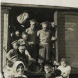 Orosz hadifoglyok egy tehervagonban, 1. világháború, katona, egyenruha, vonat, vasút, monarchia, 1910-es évek, Eredeti fotó,  papírkép, sarka sérült, alja lyukas, törésnyommal.  