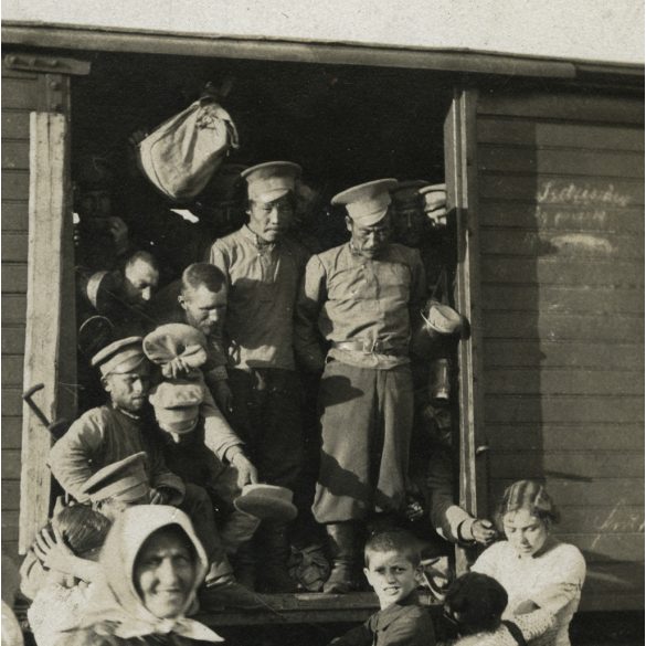 Orosz hadifoglyok egy tehervagonban, 1. világháború, katona, egyenruha, vonat, vasút, monarchia, 1910-es évek, Eredeti fotó,  papírkép, sarka sérült, alja lyukas, törésnyommal.  