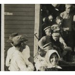 Orosz hadifoglyok egy tehervagonban, 1. világháború, katona, egyenruha, vonat, vasút, monarchia, 1910-es évek, Eredeti fotó,  papírkép, sarka sérült, alja lyukas, törésnyommal.  