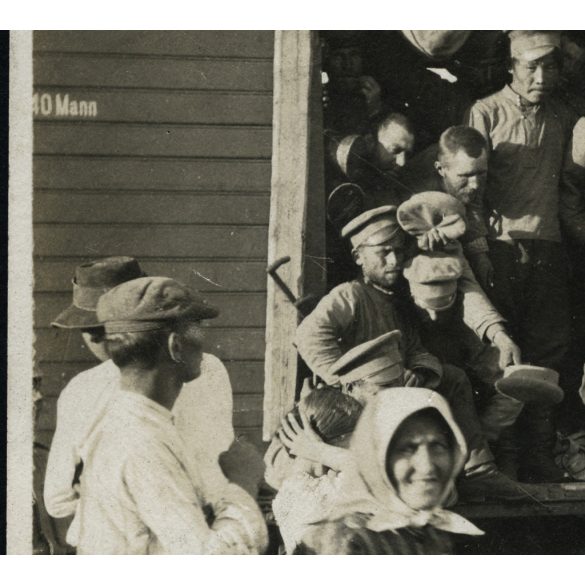 Orosz hadifoglyok egy tehervagonban, 1. világháború, katona, egyenruha, vonat, vasút, monarchia, 1910-es évek, Eredeti fotó,  papírkép, sarka sérült, alja lyukas, törésnyommal.  