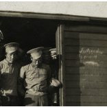 Orosz hadifoglyok egy tehervagonban, 1. világháború, katona, egyenruha, vonat, vasút, monarchia, 1910-es évek, Eredeti fotó,  papírkép, sarka sérült, alja lyukas, törésnyommal.  