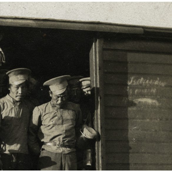 Orosz hadifoglyok egy tehervagonban, 1. világháború, katona, egyenruha, vonat, vasút, monarchia, 1910-es évek, Eredeti fotó,  papírkép, sarka sérült, alja lyukas, törésnyommal.  