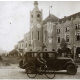 Autó, kerékpár a Városházánál, Munkács, Kárpátalja, jármű, közlekedés, Horthy-korszak, 1940-es évek, Eredeti fotó,  papírkép.  