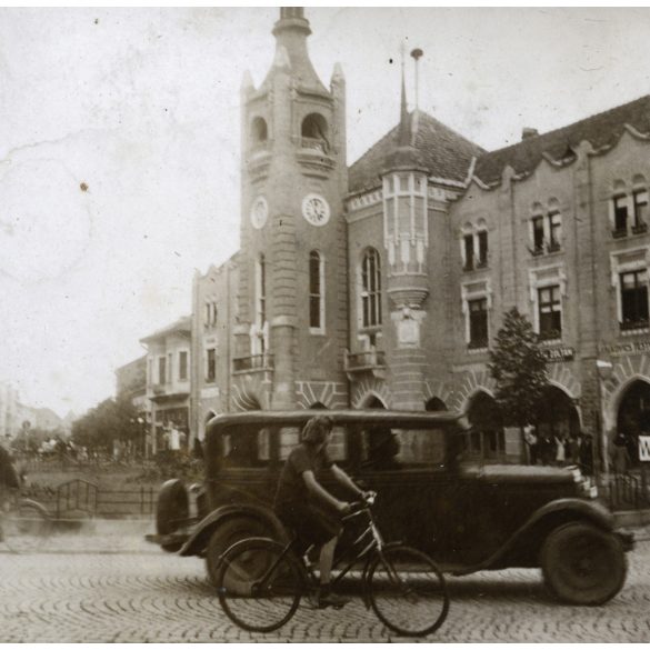 Autó, kerékpár a Városházánál, Munkács, Kárpátalja, jármű, közlekedés, Horthy-korszak, 1940-es évek, Eredeti fotó,  papírkép.  