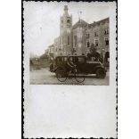 Autó, kerékpár a Városházánál, Munkács, Kárpátalja, jármű, közlekedés, Horthy-korszak, 1940-es évek, Eredeti fotó,  papírkép.  