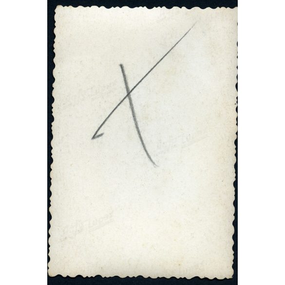 Autó, kerékpár a Városházánál, Munkács, Kárpátalja, jármű, közlekedés, Horthy-korszak, 1940-es évek, Eredeti fotó,  papírkép.  