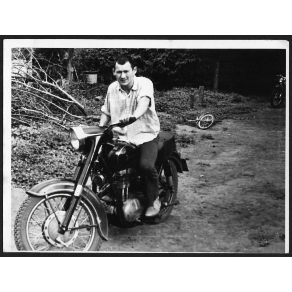 Férfi Junak M 10 350-es lengyel motorkerékpáron, jármű, közlekedés, szocializmus, 1960-as évek, Eredeti fotó,  papírkép.  