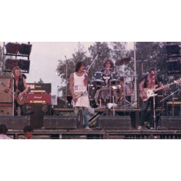 Beatrice együttes a legendás Fekete bárányok koncerten, Budapest, zene, rock, underground, művészet, Nagy Feró, szocializmus, 1980, 1980-as évek, Eredeti fotó,  papírkép, trafikfotó, hátulján ragasztásnyom, sarka törött.