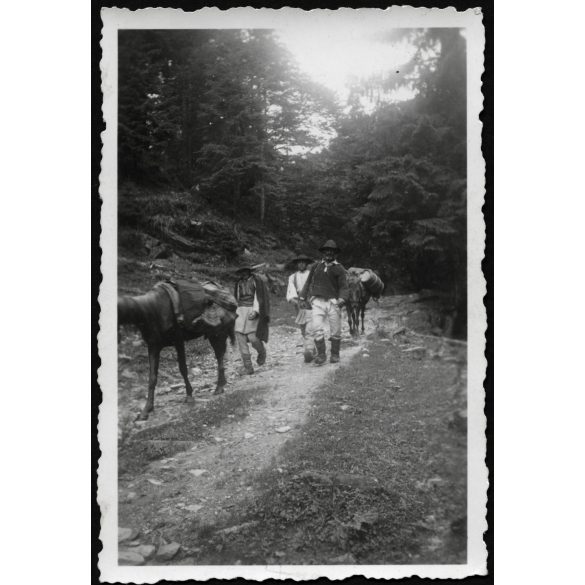 Román parasztok (kereskedők?), népviseletben, Borberek (Vurpar), Erdély,  Horthy-korszak, 1942, 1940-es évek, Eredeti fotó,  papírkép, hátulján feliratozva. 