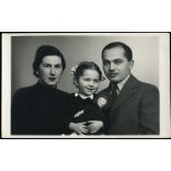 Foto ANGELO, Nagyvárad (Oradea), Erdély, családportré, kislány babával, 1940, 1940-es évek, Eredeti fotó,  mélynyomóval jelzett papírkép, hátulján feliratozva.