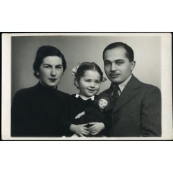   Foto ANGELO, Nagyvárad (Oradea), Erdély, családportré, kislány babával, 1940, 1940-es évek, Eredeti fotó,  mélynyomóval jelzett papírkép, hátulján feliratozva.