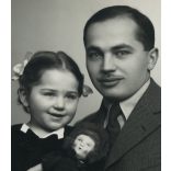 Foto ANGELO, Nagyvárad (Oradea), Erdély, családportré, kislány babával, 1940, 1940-es évek, Eredeti fotó,  mélynyomóval jelzett papírkép, hátulján feliratozva.