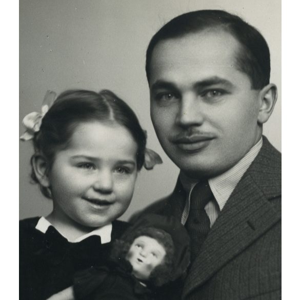 Foto ANGELO, Nagyvárad (Oradea), Erdély, családportré, kislány babával, 1940, 1940-es évek, Eredeti fotó,  mélynyomóval jelzett papírkép, hátulján feliratozva.