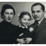 Foto ANGELO, Nagyvárad (Oradea), Erdély, családportré, kislány babával, 1940, 1940-es évek, Eredeti fotó,  mélynyomóval jelzett papírkép, hátulján feliratozva.