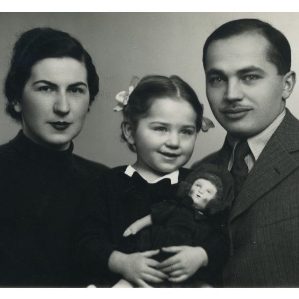 Foto ANGELO, Nagyvárad (Oradea), Erdély, családportré, kislány babával, 1940, 1940-es évek, Eredeti fotó,  mélynyomóval jelzett papírkép, hátulján feliratozva.