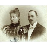 Alexander Rosu műterme, Beszterce, Erdély, elegáns házaspár különös ruhában, monarchia, 1890-es évek, Eredeti kabinetfotó, foltokkal. 