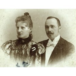   Alexander Rosu műterme, Beszterce, Erdély, elegáns házaspár különös ruhában, monarchia, 1890-es évek, Eredeti kabinetfotó, foltokkal. 