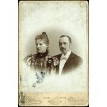 Alexander Rosu műterme, Beszterce, Erdély, elegáns házaspár különös ruhában, monarchia, 1890-es évek, Eredeti kabinetfotó, foltokkal. 