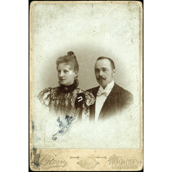 Alexander Rosu műterme, Beszterce, Erdély, elegáns házaspár különös ruhában, monarchia, 1890-es évek, Eredeti kabinetfotó, foltokkal. 