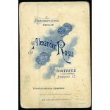 Alexander Rosu műterme, Beszterce, Erdély, elegáns házaspár különös ruhában, monarchia, 1890-es évek, Eredeti kabinetfotó, foltokkal. 