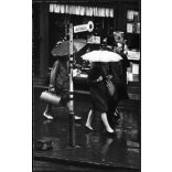 Pauer György fotója, Budapest, Óbuda, nők esernyővel, buszmegálló, közlekedés, 1960-as évek, Eredeti fotó, papírkép.  