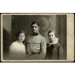 Ismeretlen műterem, testvérek, fiú K.u.K. hadapród (?) egyenruhában, kislány kitűzővel, monarchia, 1. világháború, katona, 1900-as évek, Eredeti kabinetfotó.  