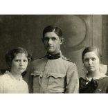 Ismeretlen műterem, testvérek, fiú K.u.K. hadapród (?) egyenruhában, kislány kitűzővel, monarchia, 1. világháború, katona, 1900-as évek, Eredeti kabinetfotó.  