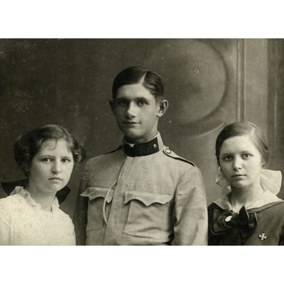 Ismeretlen műterem, testvérek, fiú K.u.K. hadapród (?) egyenruhában, kislány kitűzővel, monarchia, 1. világháború, katona, 1900-as évek, Eredeti kabinetfotó.  