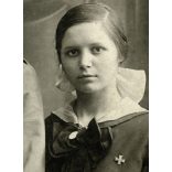 Ismeretlen műterem, testvérek, fiú K.u.K. hadapród (?) egyenruhában, kislány kitűzővel, monarchia, 1. világháború, katona, 1900-as évek, Eredeti kabinetfotó.  