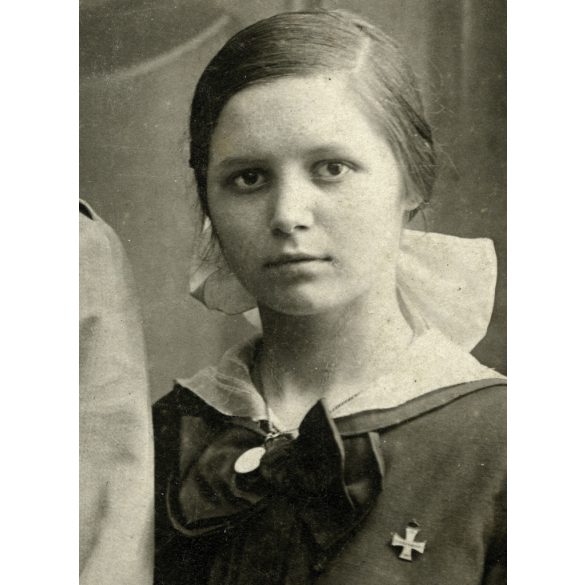 Ismeretlen műterem, testvérek, fiú K.u.K. hadapród (?) egyenruhában, kislány kitűzővel, monarchia, 1. világháború, katona, 1900-as évek, Eredeti kabinetfotó.  