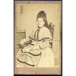 Beszédes Sándor műterme, Esztergom, elegáns nő portréja, fejdísz, gyűrű, monarchia, 1860-as évek, Eredeti CDV, korai vizitkártya fotó gyönyörű hátlappal.   