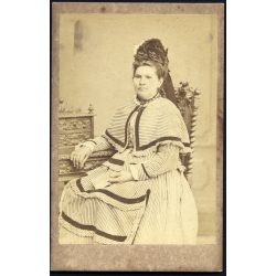   Beszédes Sándor műterme, Esztergom, elegáns nő portréja, fejdísz, gyűrű, monarchia, 1860-as évek, Eredeti CDV, korai vizitkártya fotó gyönyörű hátlappal.   