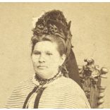 Beszédes Sándor műterme, Esztergom, elegáns nő portréja, fejdísz, gyűrű, monarchia, 1860-as évek, Eredeti CDV, korai vizitkártya fotó gyönyörű hátlappal.   