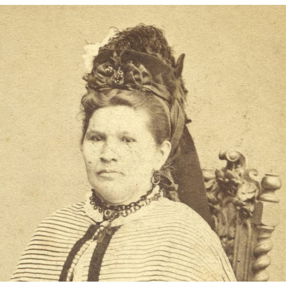 Beszédes Sándor műterme, Esztergom, elegáns nő portréja, fejdísz, gyűrű, monarchia, 1860-as évek, Eredeti CDV, korai vizitkártya fotó gyönyörű hátlappal.   