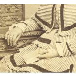 Beszédes Sándor műterme, Esztergom, elegáns nő portréja, fejdísz, gyűrű, monarchia, 1860-as évek, Eredeti CDV, korai vizitkártya fotó gyönyörű hátlappal.   