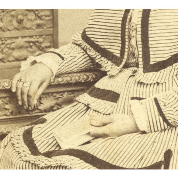 Beszédes Sándor műterme, Esztergom, elegáns nő portréja, fejdísz, gyűrű, monarchia, 1860-as évek, Eredeti CDV, korai vizitkártya fotó gyönyörű hátlappal.   
