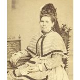 Beszédes Sándor műterme, Esztergom, elegáns nő portréja, fejdísz, gyűrű, monarchia, 1860-as évek, Eredeti CDV, korai vizitkártya fotó gyönyörű hátlappal.   