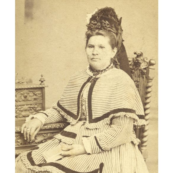 Beszédes Sándor műterme, Esztergom, elegáns nő portréja, fejdísz, gyűrű, monarchia, 1860-as évek, Eredeti CDV, korai vizitkártya fotó gyönyörű hátlappal.   