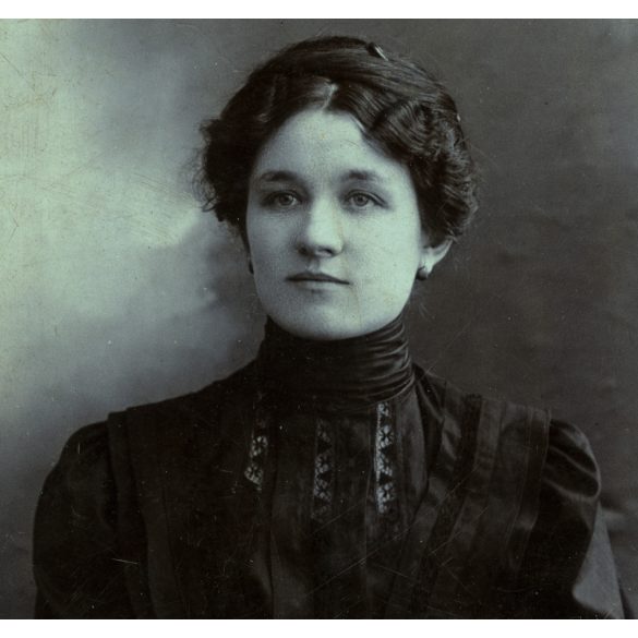 Perger Vince műterme, Baja, elegáns nő portréja, gyönyörű ruha, helytörténet, monarchia, 1890-es évek, Eredeti CDV, vizitkártya fotó.  