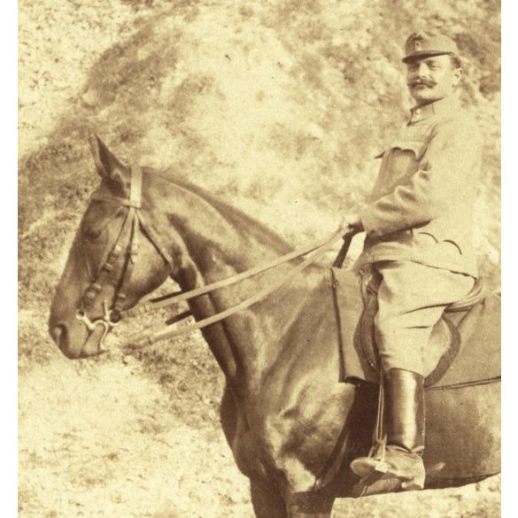 Magyar, K.u.K. katona egyenruhában, lóháton, 1. világháború, 1918, 1910-es évek, Eredeti fotó, hátulján feliratozott papírkép, Szatmárnémetibe címezve.  